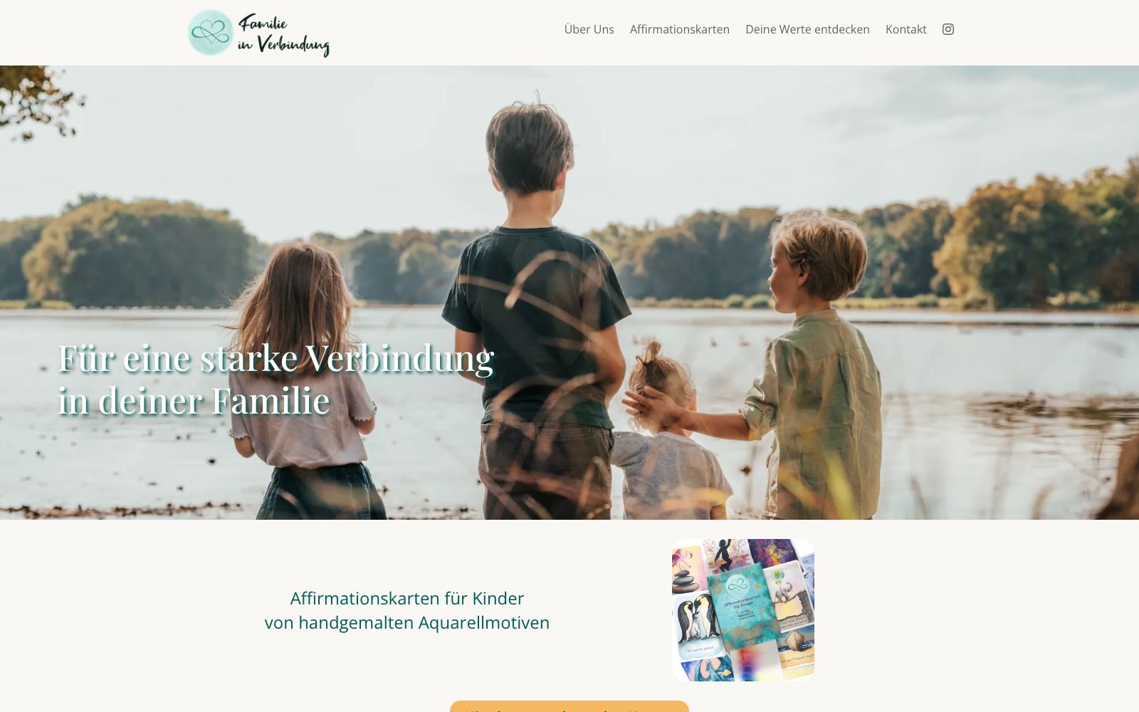 Startseite von Familie in Verbindung: großes Foto von Kindern am Wasser mit der Überschrift „Für eine starke Verbindung in deiner Familie“, darunter der Hinweis auf die Affirmationskarten.